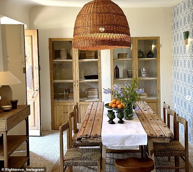 Kasnije su ga nabrojali na Rightmoveu kroz Granada Village & Country s traženom cijenom od ¿245.000