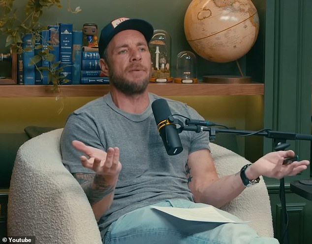 U ožujku je Dax dao priznanje za oči o svojim kćerima i politiku njegove obitelji u vezi s golotinjim pod podcastom iz fotelje, dok je razgovarao s Ikeom Barinholtzom