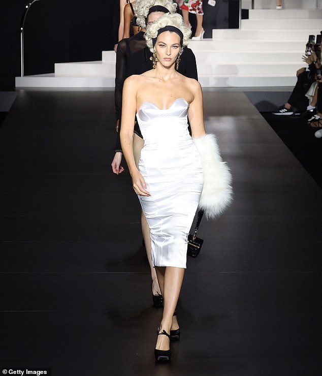 Lauren je prošlog tjedna bila u trgovini Dolce & Gabbana u Milanu; Ovdje je viđena djevojka Leonardo DiCaprio -a Vittoria Ceretti modeliranje vjenčanice iz kolekcije proljeća 2025