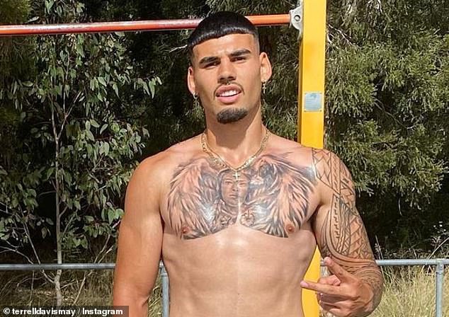 Snimke incidenata pojavili su se na YouTube video blogu Wests Prop Terrell May (na slici), koji je bio pristojan i pomagao obožavateljima