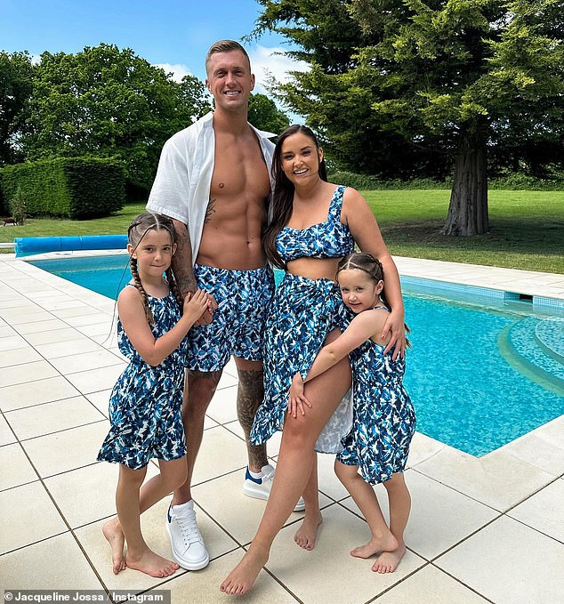 Glumica, 32, koja dijeli kćeri Ella, 10, i Mia, šest, s bivšom Towie Star (33), smatrala se da je nazvala u ožujku nakon osam godina braka