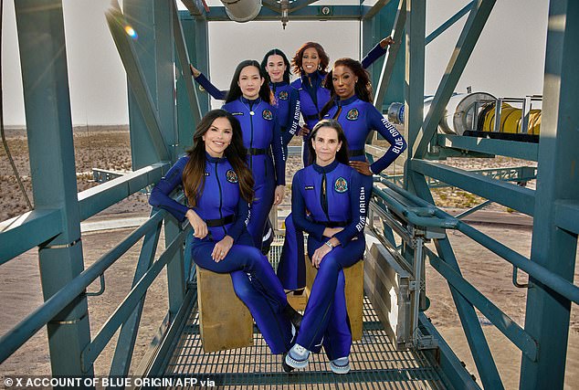Katy i Lauren pridružili su se Amandi Nguyen, TV voditeljici Gale King, bivša znanstvenica NASA-a Aisha Bowe i filmska producentica Kerianne Flyn u svemirskoj misiji u svemir na brodu Jeff Bezos 'Blue Origin Rocket, 14. travnja