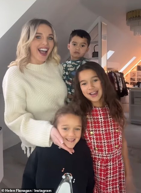 Helen suradnici Matilda, devet, Delilah, šest, i Charlie, tri, sa Scottom (na slici kod kuće ispred svoje svlačionice koja je puna dizajnerskih torbica)