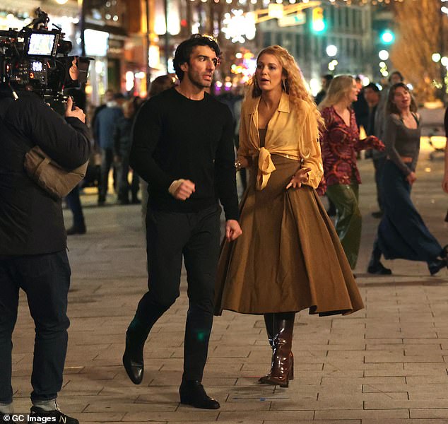 U njezinoj prosinjskoj pritužbi, Lively je tvrdila da je glumio neprofesionalno na setu filma o zlostavljanju u kući koji završava s nama u kojem je par glumio, a Baldoni također režirao