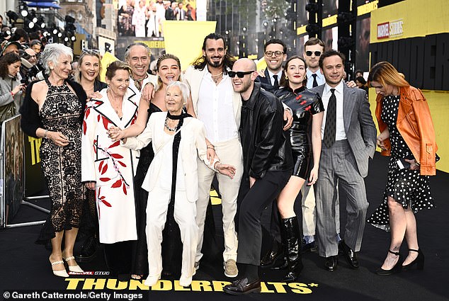 Iako se on i Firenca nisu zajedno pozivali, on se posebno pojavio na grupnoj fotografiji u kojoj su se nalazili i njezini prijatelji i obitelj, čineći crtež na crvenom tepihu s glumicom