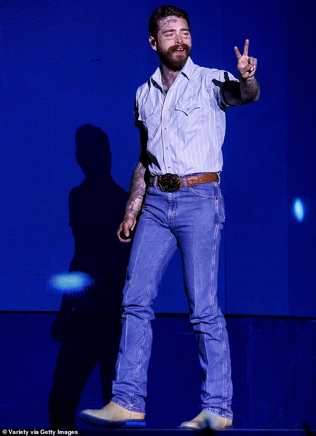 Post Maloneov bivši navodno navodno ga je služio s papirima na brutalan način usred njihove zakonske drame, jer ona zalaže za potpuno fizičko skrbništvo nad njihovom dvogodišnjom kćeri