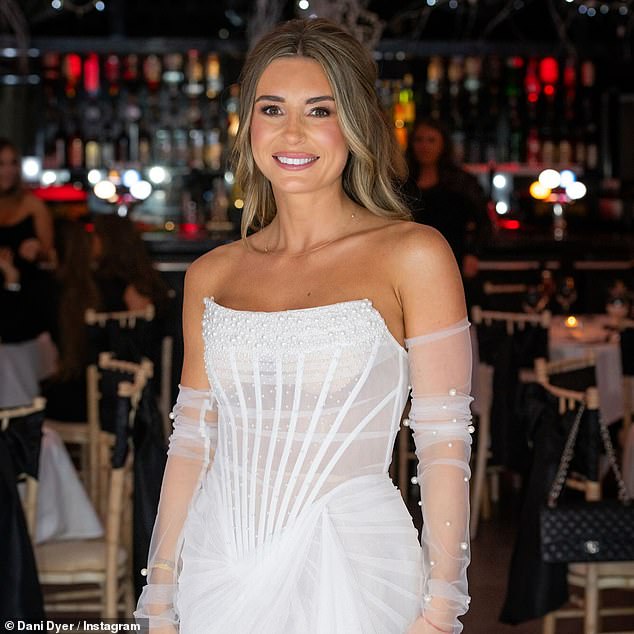 Dolazi nekoliko tjedana nakon što je Dani oborio pucnjeve tekile Rose i plesao noć u njenoj britanskoj kokoš prije nego što se udala za nogometaša