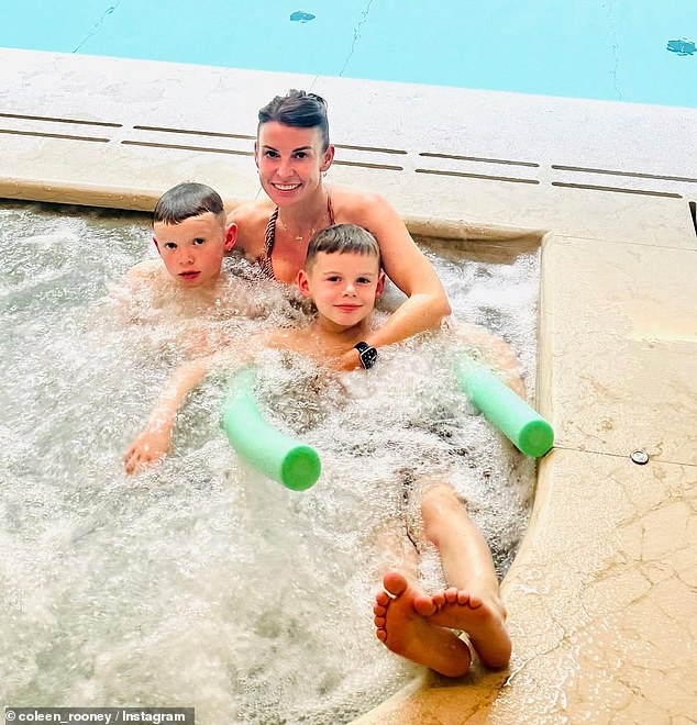 Dolazi nakon što je Coleen (39) u petak podijelio niz obiteljskih slika na svom Instagramu, uključujući i ovaj slatki snimka sebe sa svoja dva sina, Kit, osam i Cass, pet