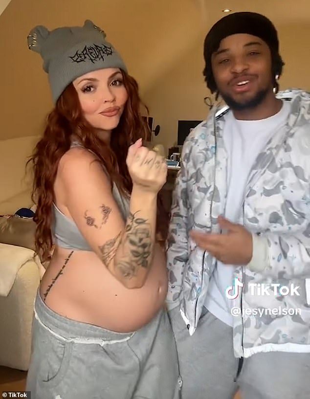 Nelson je potvrdio da su obje bebe sigurne i dobro nakon što su u nedjelju odvezle na društvene medije kako bi objavili svoj dolazak - tri dana nakon poroda