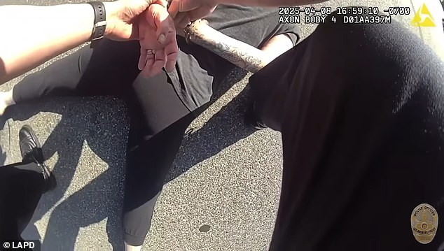 Video istrošen s tijelom prikazuje Lauren usred ceste dok su je policajci zavijali i primijetili da je upucan