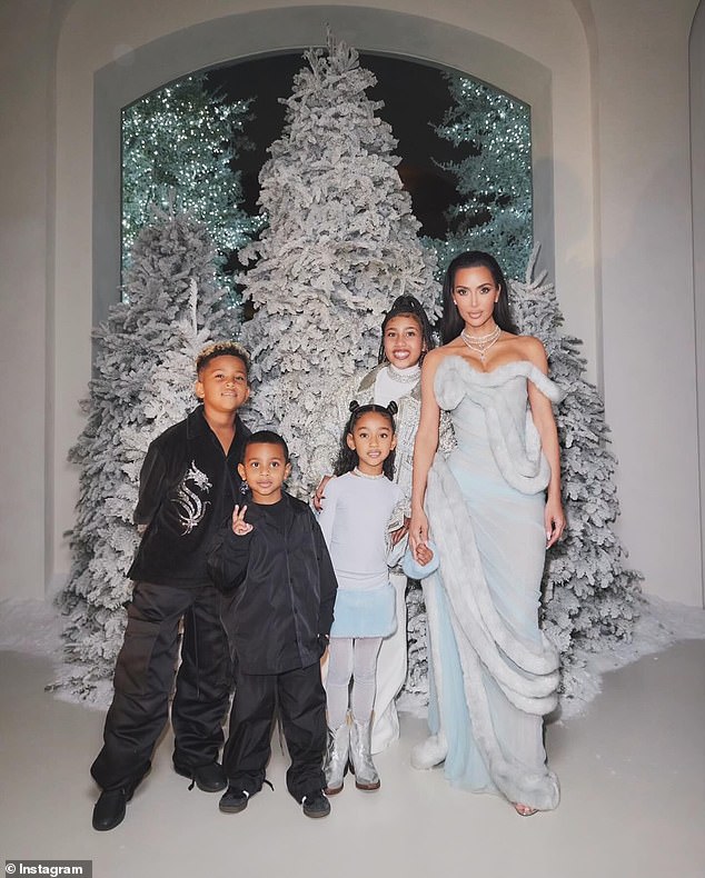 Od incidenta, West je nastavio škakljati mržnju, napadajući svoju bivšu suprugu Kim Kardashian, tvrdeći da ga sprječava da vidi njihovo četvero djece (na slici)