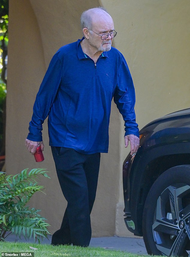 Pored toga izložbenih 70 -ih, Smith -ova karijera proteže se desetljećima od igranja voditelja KKK -a u vremenu da se ubije do nezaboravnih uloga u društvu mrtvih pjesnika, Star Trek -u, pa čak i glasovnom radu na Green Lanternu: Prvi taktika leta i ispadanja