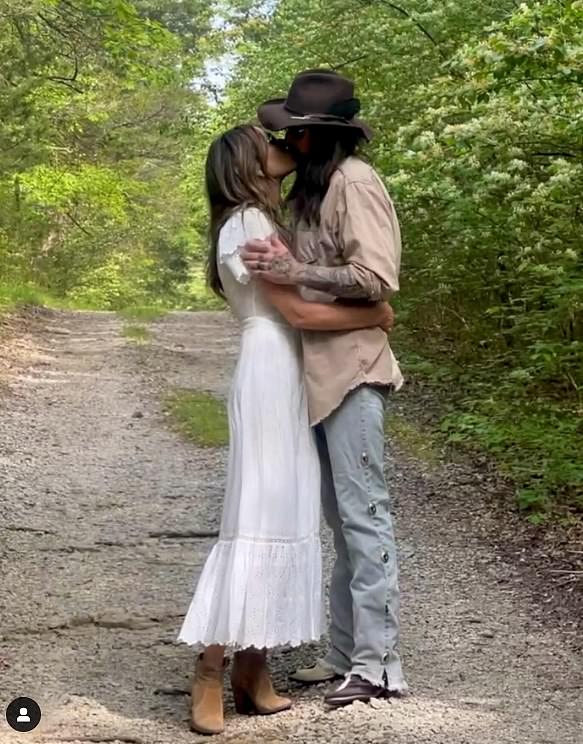 Od tada, zvijezda Bedazzled pružila je prikaze u njihovom životu na prostranoj farmi Nashville Farm pjevača, uključujući nedavnu vožnju zalaska sunca, na društvenim mrežama