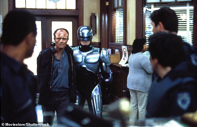 Film ne samo da je učvrstio ikoničnu ulogu Kurtwood Smith kao nemilosrdni negativac Clarence Boddicker, već je i gurnuo granice specijalnih efekata i postao odlučujući ulazak u akcijski žanr znanstvene fantastike 80-ih