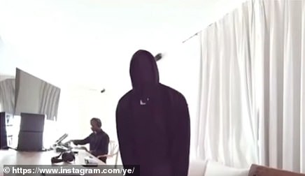 U srijedu je West prozračio da je nije vidio, kao i svoje troje mlađe djece - kćer Chicago, sedam; i sinovi Saint, devet i psalm, pet dok je prolazio u sobi dok je bio odjeven u potpuno crni ansambl i masku