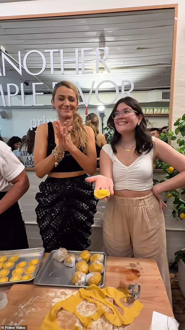 Nosila je svoju dugu plavu kosu u bočnom konjskom repu, bez kose nije je pokrivala dok je lebdjela preko tjestenine