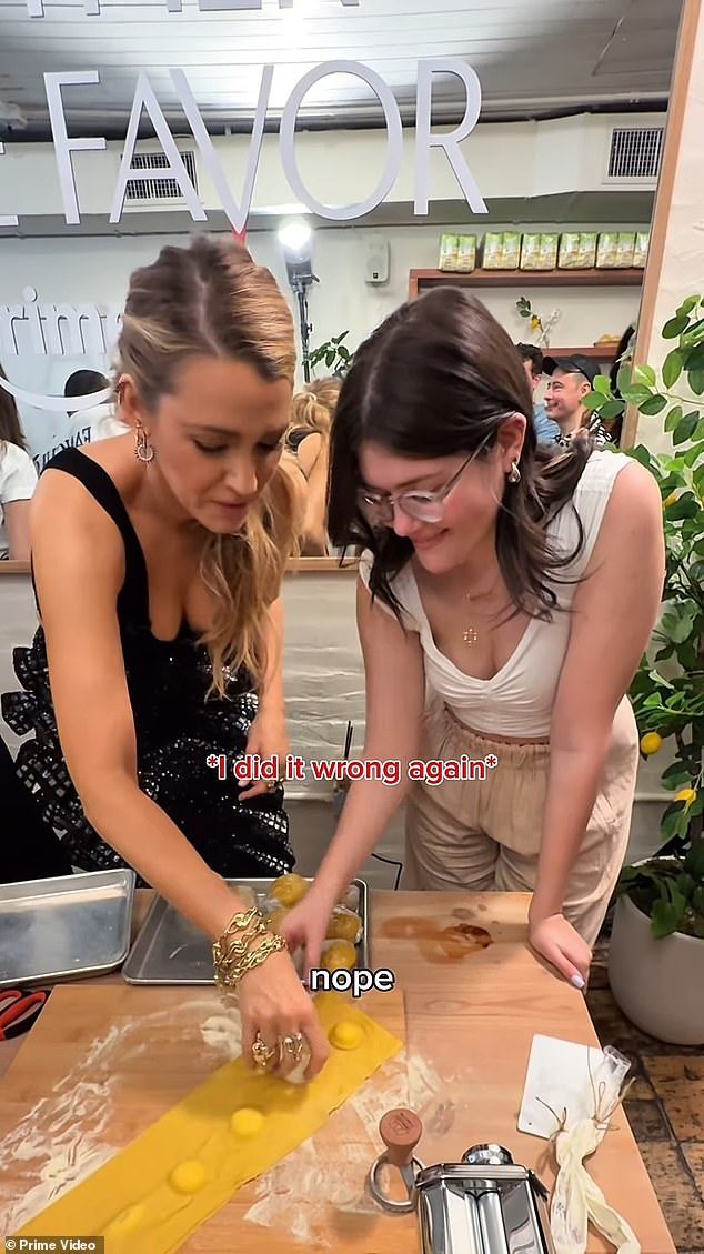 Glumica je bila na slici kako se priprema raviole u glamuroznoj crnoj suknji i na vrhu bez pokrivanja glave