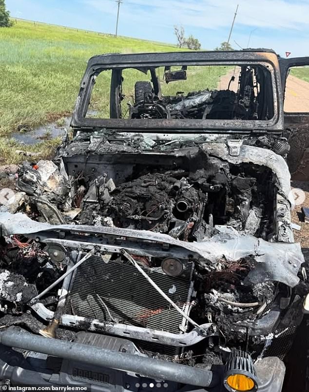 Ugljeni ostaci Jeepa viđeni su na sljedećoj slici na Moeovoj Instagram stranici