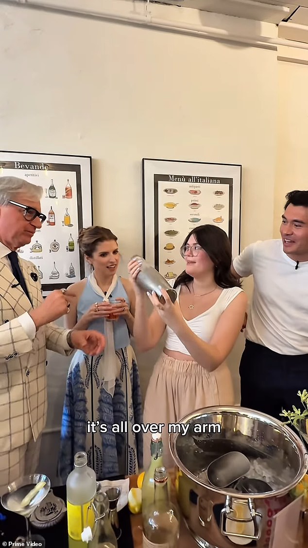 Blakeove zvijezde Anna Kendrick-koja je bila predmet tekućih glasina o svađi-Henry Golding i redatelj Paul Feig također su bili prisutni na tom događaju, iako su se zaglavili u izradi koktela