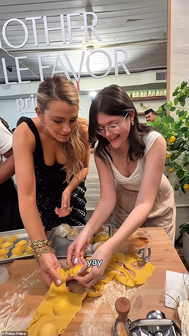 Budući da su kuhari u pregačama bili vidljivi u snimku, teško je reći je li Lively -ova priprema hrane bila spontana ili planirana