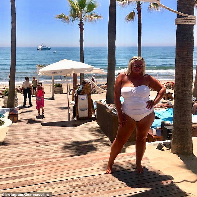 Ranije ovog mjeseca Gemma je postavila oluju u bijelom kostima za bandauau dok je pozirala rukom na boku za zadivljujući Snap