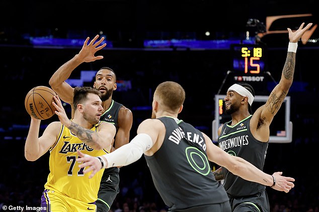Star čuvara Luka Doncić (77) vodila je Lakerse u bodovima u noći u gubitku