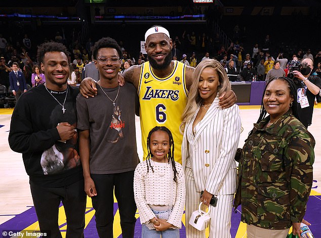 LR: Bronny James, Bryce James, Zhuri James, Savannah James i Gloria James 2023
