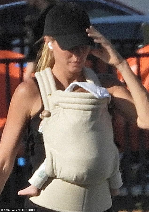 Dok je odvela svog voljenog njemačkog ovčara, Alfie, u šetnju, supermodel, 44, držao je svog dječaka blizu nje u bež nosaču za bebe, privezanom za grudi