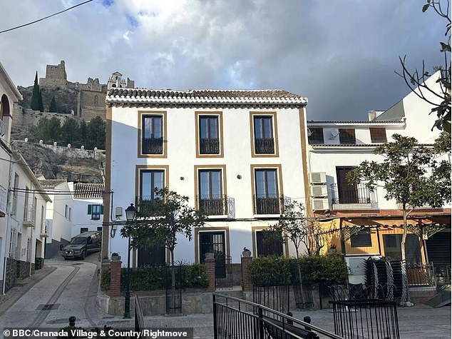 Par je ukinuo rušivši 100-godišnju gradsku kuću u Granadi za 65.000 (55.000 funti), pretvarajući je u zadivljujuću prazničnu kuću na njihovom hit BBC showu Amandu i Alanov španjolski posao