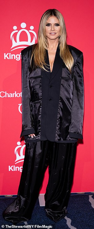 51-godišnji sudac Got Talent-a za talentu je zaspao trajanje cijepanja ispod njezinog crnog vrećastog PJ hlača u stilu PJ-a i odgovarajućih pumpe