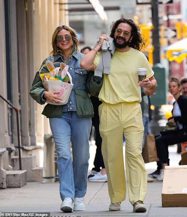 Nedostaje s Klumove strane u četvrtak bio je njezin treći suprug Tom Kautiz (R, na slici 20. travnja), koji je trenutno u njihovoj rodnoj Njemačkoj sa svojim bendom Tokio Hotel