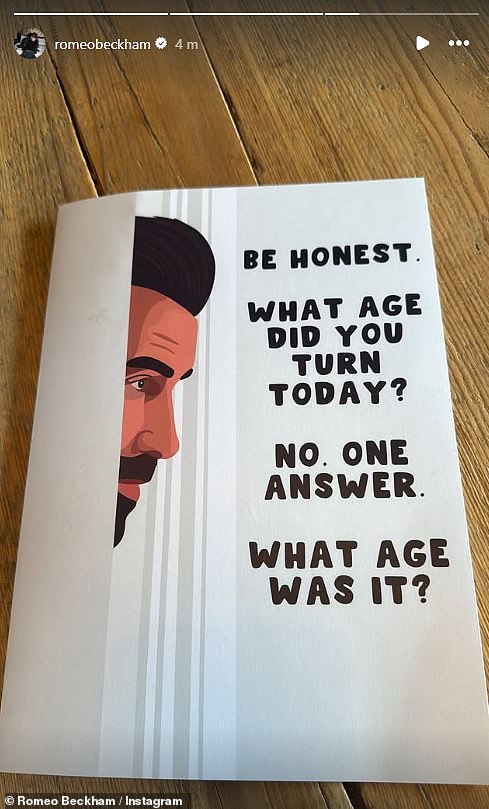 Davidov sin dao mu je smiješnu čestitku za svoj značajan rođendan, pokazujući ocu kako zaviri oko vrata i čita: 'Budite iskreni. Koju ste dob danas okrenuli? Ne. Jedan odgovor. Koja je godina? '