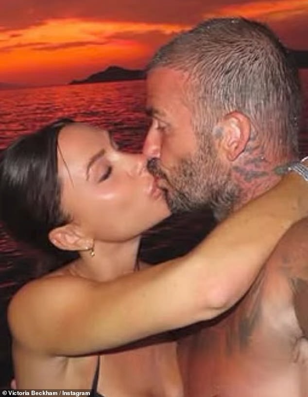 David ima 50 godina! Victoria je rekla da ju suprug dovršava i da li je sve što je mogla sanjati i više 'jer mu je željela sretan rođendan s Tribute Video na Instagramu u petak