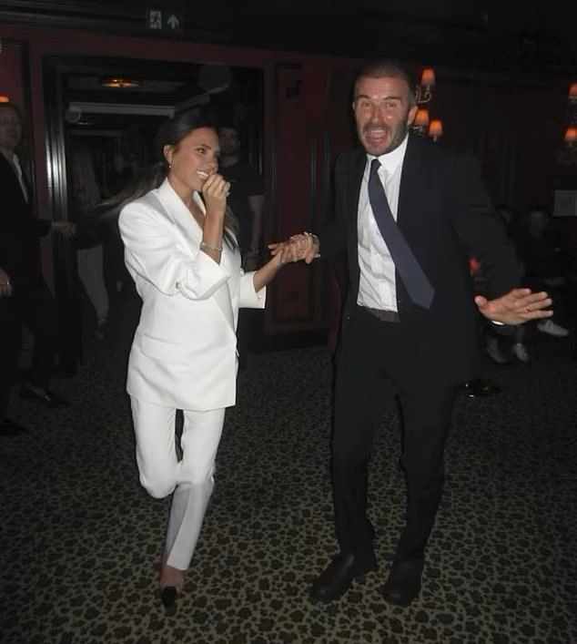 David i Victoria izgledali su jednako voljeni kao i uvijek dok su se držali za rukama na laganom noćnom izlasku, a David je nosio crno odijelo, bijelu košulju i plavu kravatu, a njegova supruga budala u svim bijelim