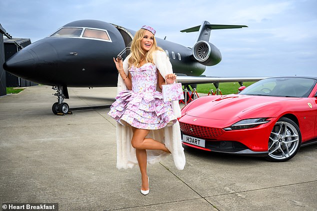 Amanda je pozirala ispred Crnog mlaza i Red Ferrari