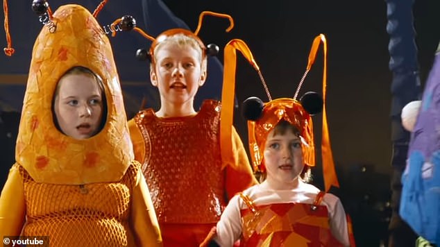 Scarlett je dobila rani okus u središtu pozornosti samo sedam godina kad je zapravo sletjela na zaljubljenu cameo, kao jastog broj 2 u školskom koncertu