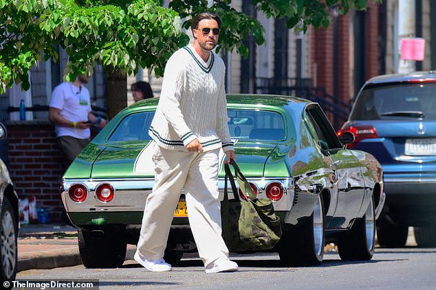 Kućište i pločnik iza Kelcea govore o području susjedstva Tribeca