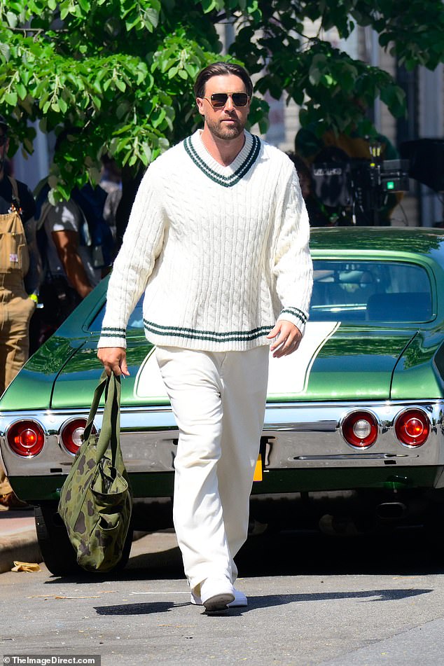 Kelce je izveo bijeli džemper, kaki hlače, bijele cipele i sunčane naočale, dovršavajući izgled