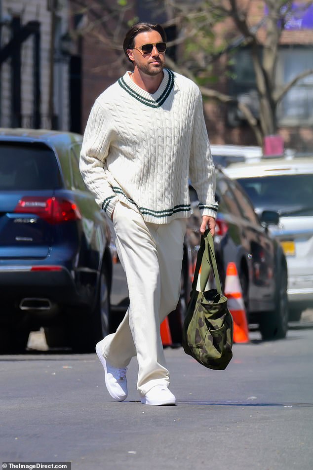 Marka Kelce puca u reklamu, nejasno je u njegovoj laganoj potpuno bijeloj odjeći