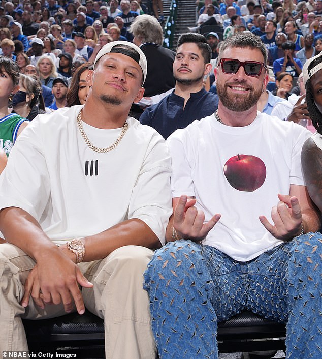 Kansas City Chiefs zvijezde Patrick Mahomes (L) i Travis Kelce (R) kupili su uloge 2023. godine