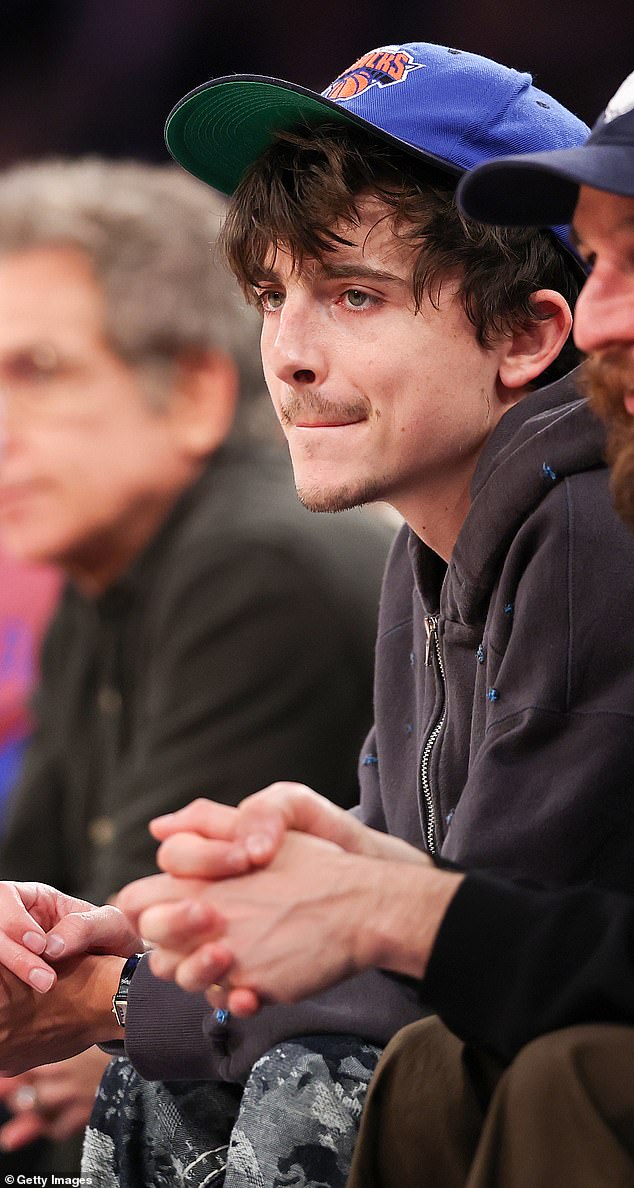 Chalamet je zapaženi obožavatelj New York Knicks -a i primijećen je kako nosi sličan šešir, dok je navijao za tim tijekom utakmice krajem prošlog mjeseca u travnju (viđen gore)