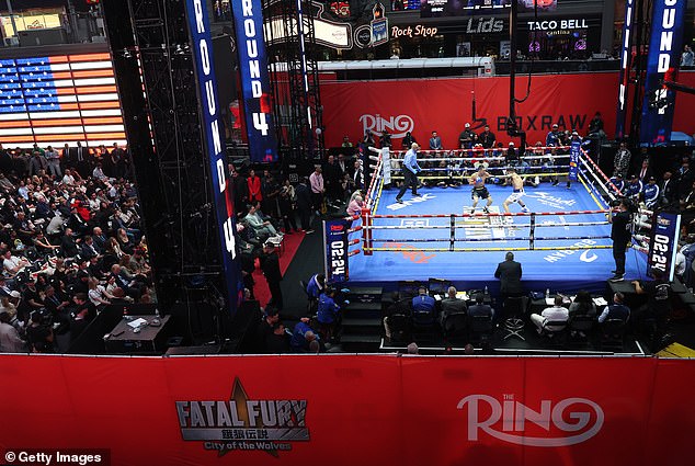 Unutra je dopuštena vrlo odabrana količina ljudi, ali borba inače nije bila otvorena za javnost