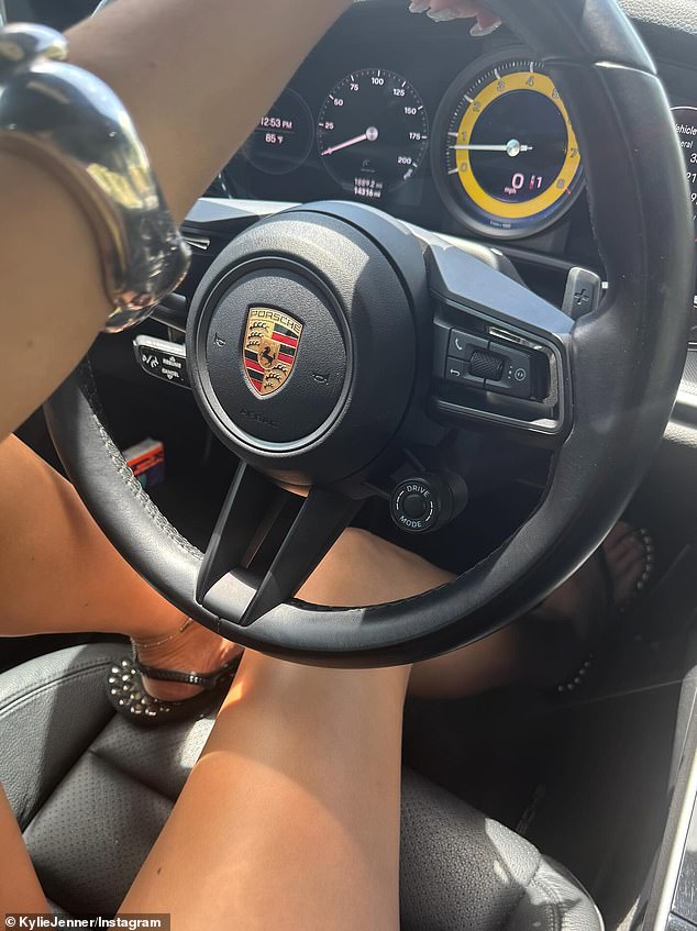 I na kraju, osnivač KHY ubacio je u par crnih flip-flops dok je sjedio na vozačevom sjedalu luksuznog Porsche vozila
