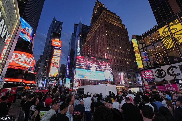Ljudi su se još uvijek okupljali na Times Squareu i gledali borbu na velikom ekranu