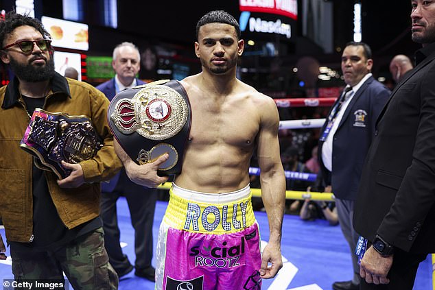Romero pozira za fotografiju nakon poraza Garcia u njihovoj borbi za naslov WBA Welterweight