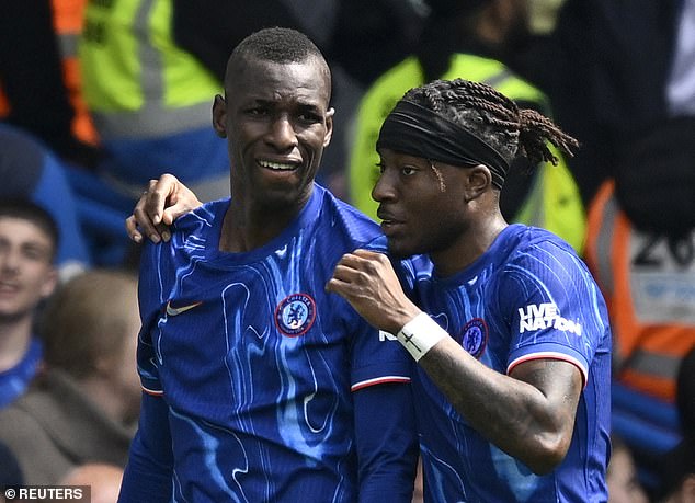 Carragher smatra da će Chelsea biti teško kvalificirati se jer njihov izazovni škriljevci igara koji uključuju sukobe protiv Liverpoola, Newcastlea i šume