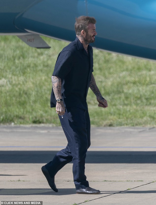 David ga je držao ležerno u crnoj košulji s kratkim rukavima i crnim hlačama i cipelama