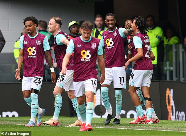 Burnley je pobijedio Millwall 3-1, ali izgubio na prvom mjestu, unatoč tome što je također sakupio 100 bodova