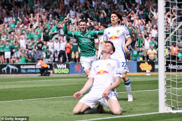 Leedsovo poslijepodne krenulo je na loš početak nakon što je Sam Byram postigao vlastiti gol 18 minuta