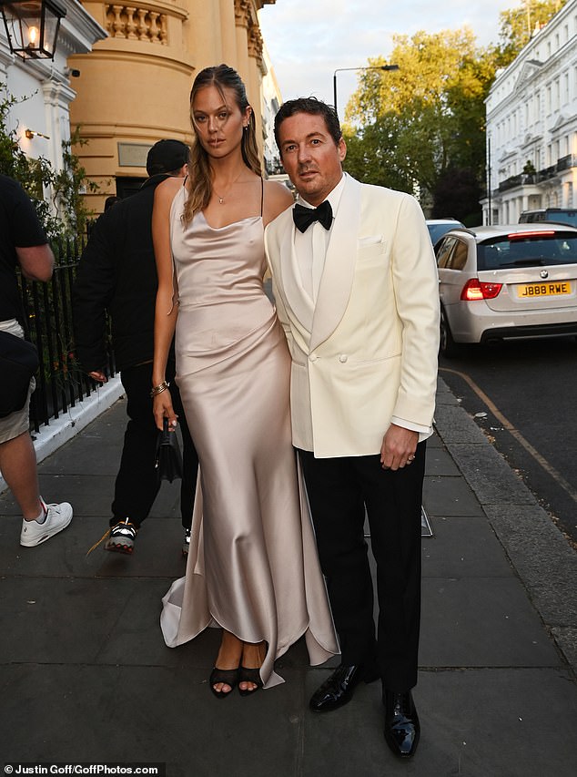 Dave Gardner (47) također se odlučio za bijeli tuxedo, jer je pozirao za sliku sa zadivljujućom djevojkom Model Victoria's Secret Model Jessica Clarke, 31